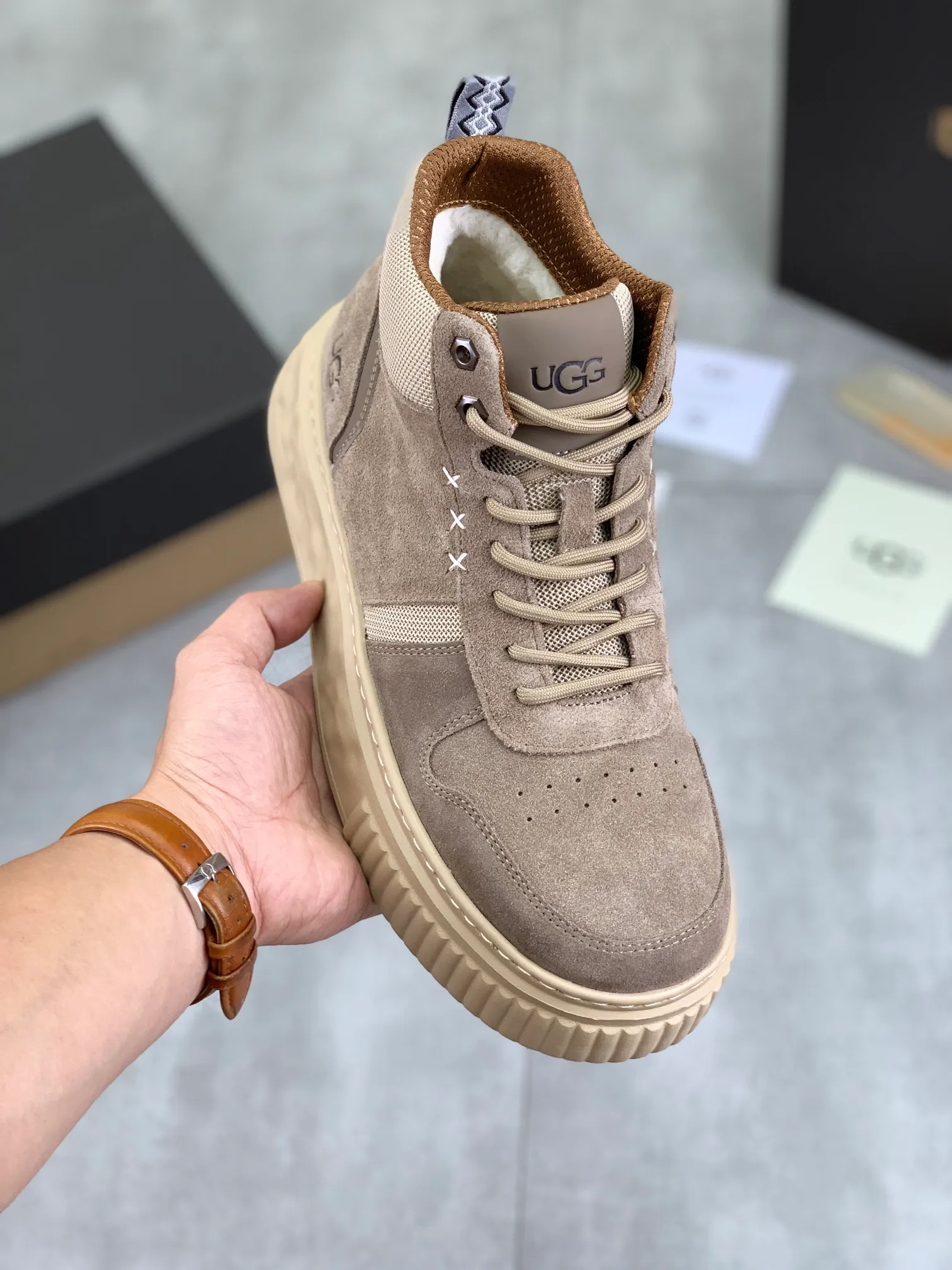 Men's shoes 💰P640 [New style] 💰 🆘 "Real wool" [UGG] 👉The popular men's shoes are synchronized with the official website 🔰The quality of the genuine products [satisfied] is not comparable to the imitations in the general market 🌀The upper is imported Italian frosted cowhide, and the lining is: foot pad 🅰️ grade 🐑Real wool👻Only Grade A can show the effect The hand feels smooth and delicate 🔱The shoe shape is grand, only genuine manufacturers can do it 🎄The perfect toughness of the original outsole 👻⬛️ allows customers to say goodbye to one-time consumption. Real wool lining, super warm. Available in black, brown and gray. Size: 39-44